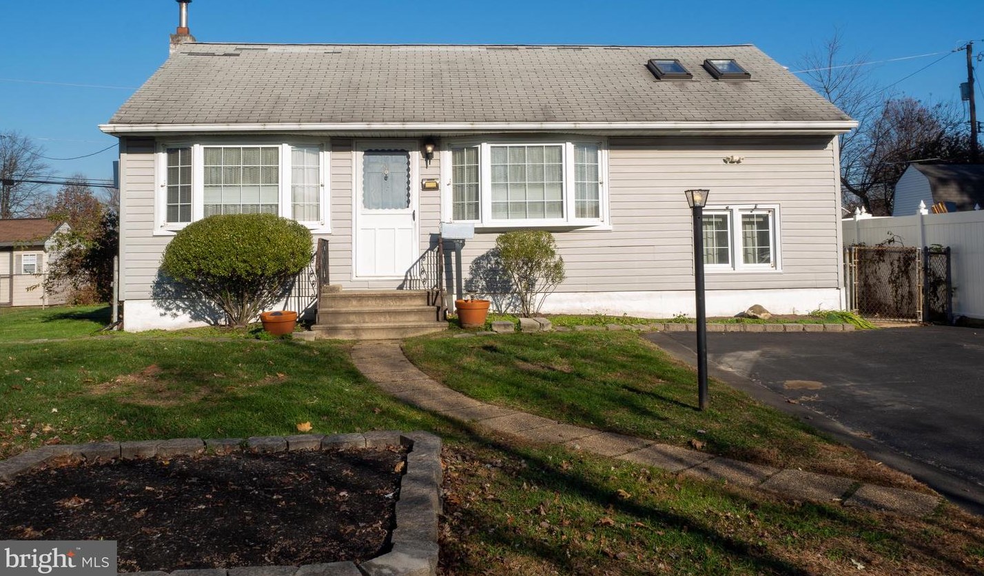 17 Green Lynne Dr, Levittown, PA 19057-3233
