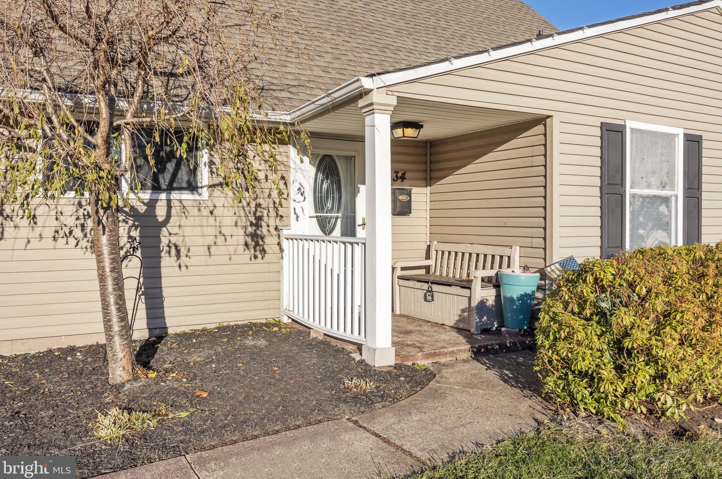 34 Highland Park Dr, Levittown, PA 19056-1339