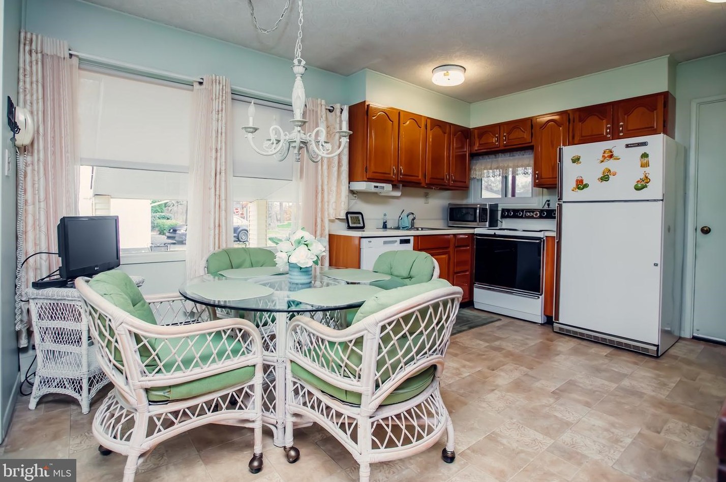 8 Gable Hill Rd, Levittown, PA 19057-3402