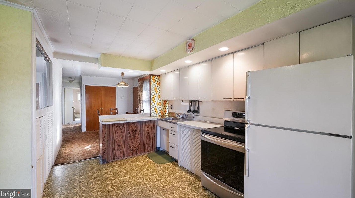 6 Spg Ln, Levittown PA 19055-2004 exterior