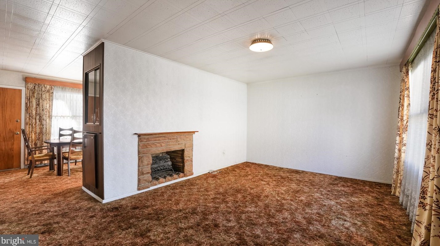 6 Spg Ln, Levittown PA 19055-2004 exterior