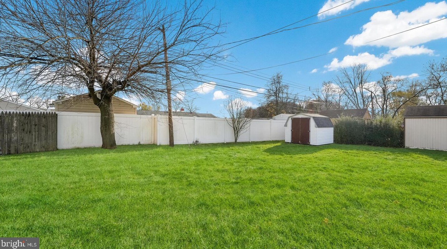 6 Spg Ln, Levittown PA 19055-2004 exterior