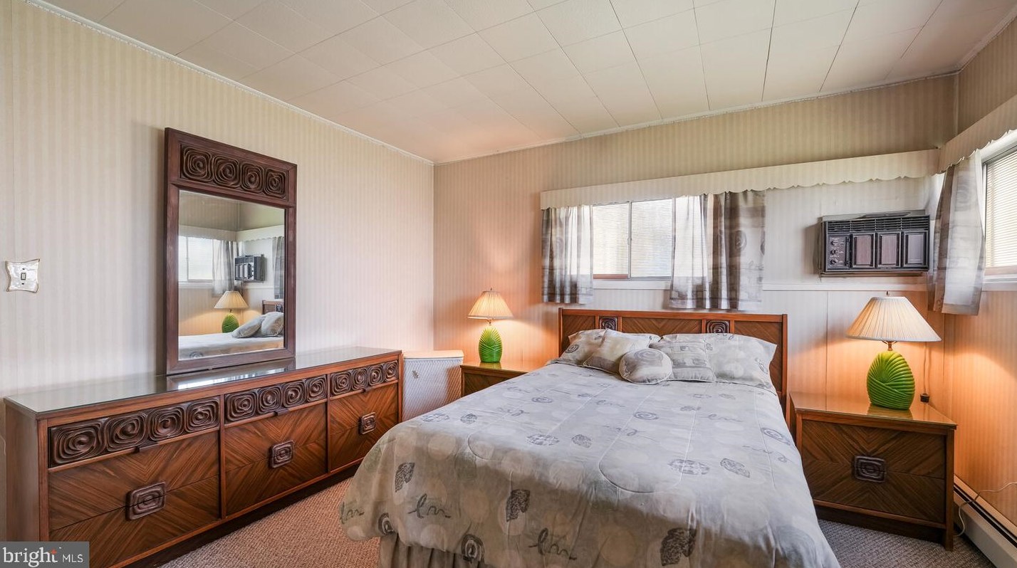 6 Spg Ln, Levittown PA 19055-2004 exterior