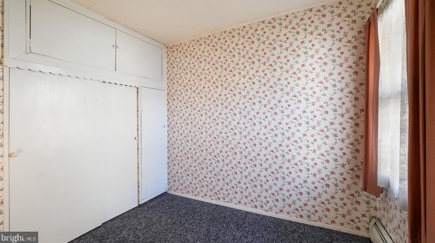 6 Spg Ln, Levittown PA 19055-2004 exterior