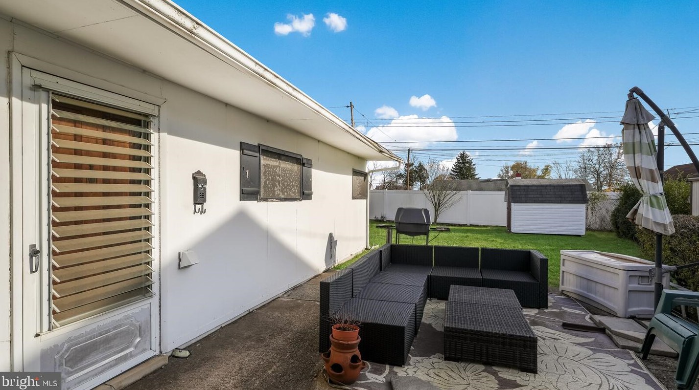 6 Spg Ln, Levittown PA 19055-2004 exterior