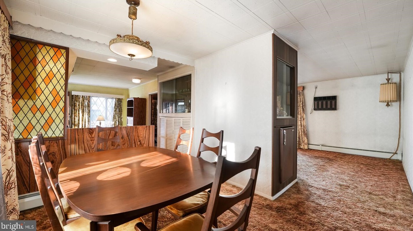 6 Spg Ln, Levittown PA 19055-2004 exterior