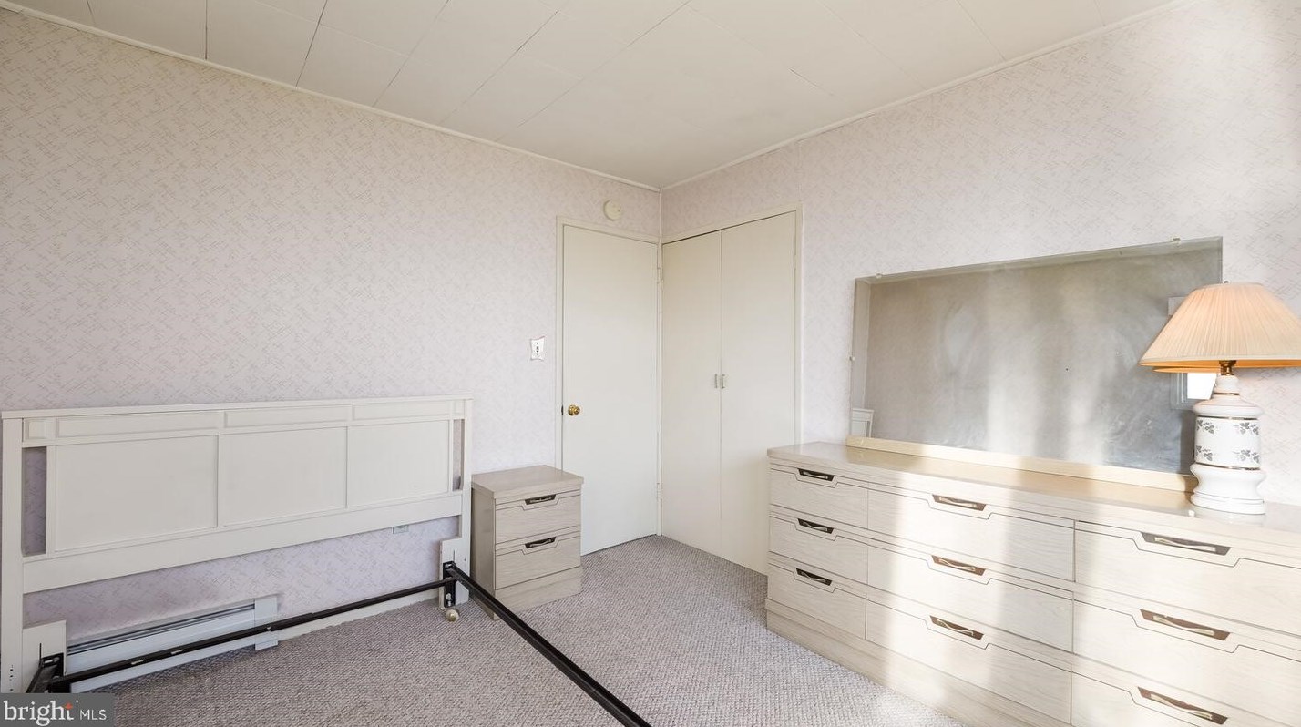 6 Spg Ln, Levittown PA 19055-2004 exterior