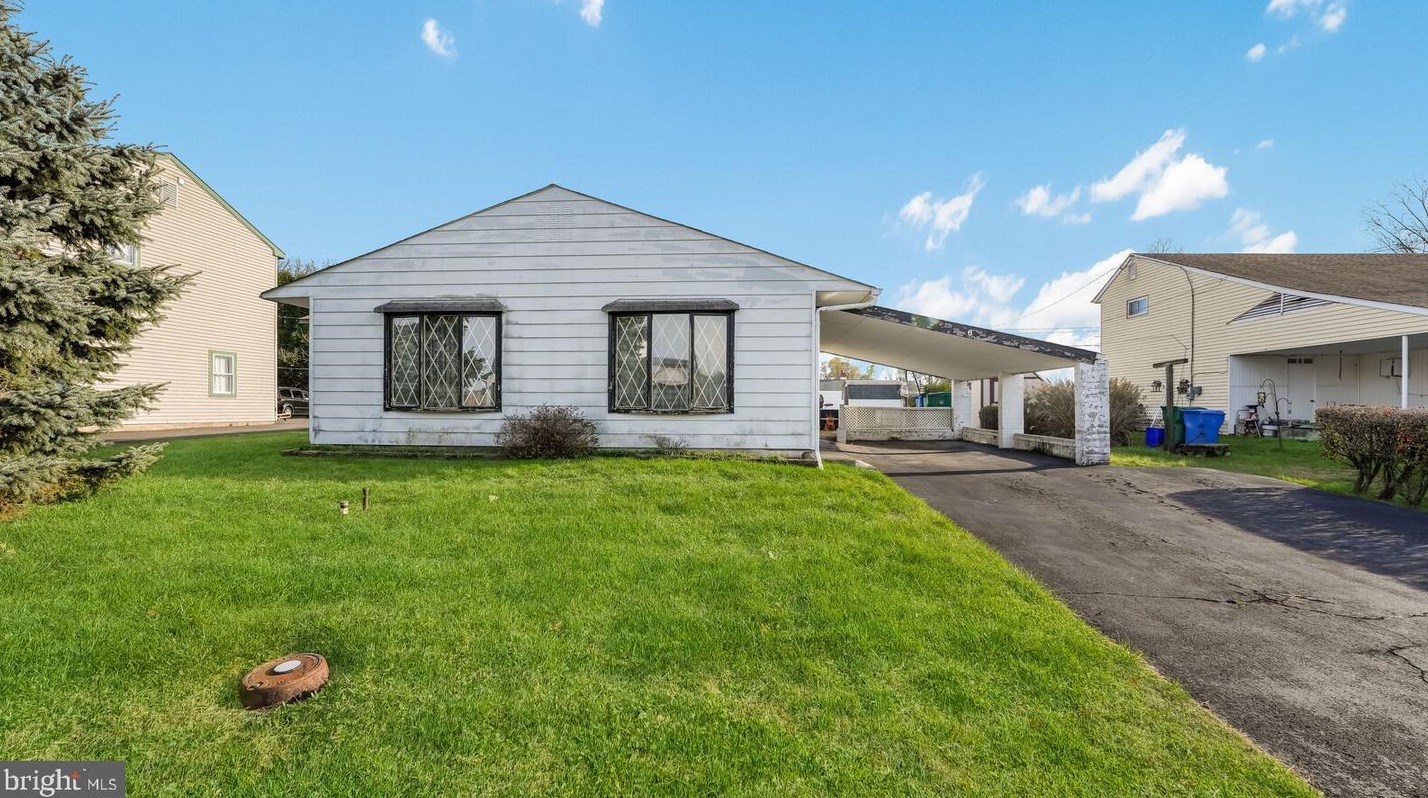 6 Spring Ln, Levittown, PA 19055-2004