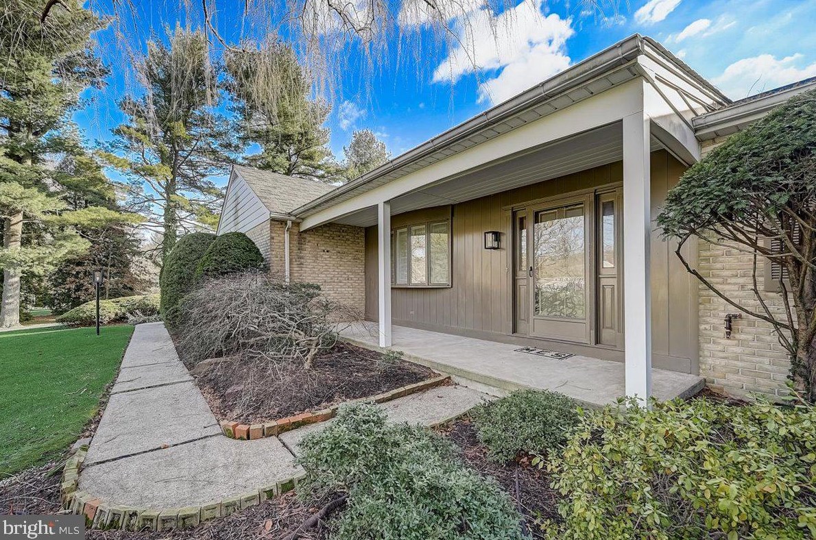 89 Valley Green Dr, Gardenville, PA
