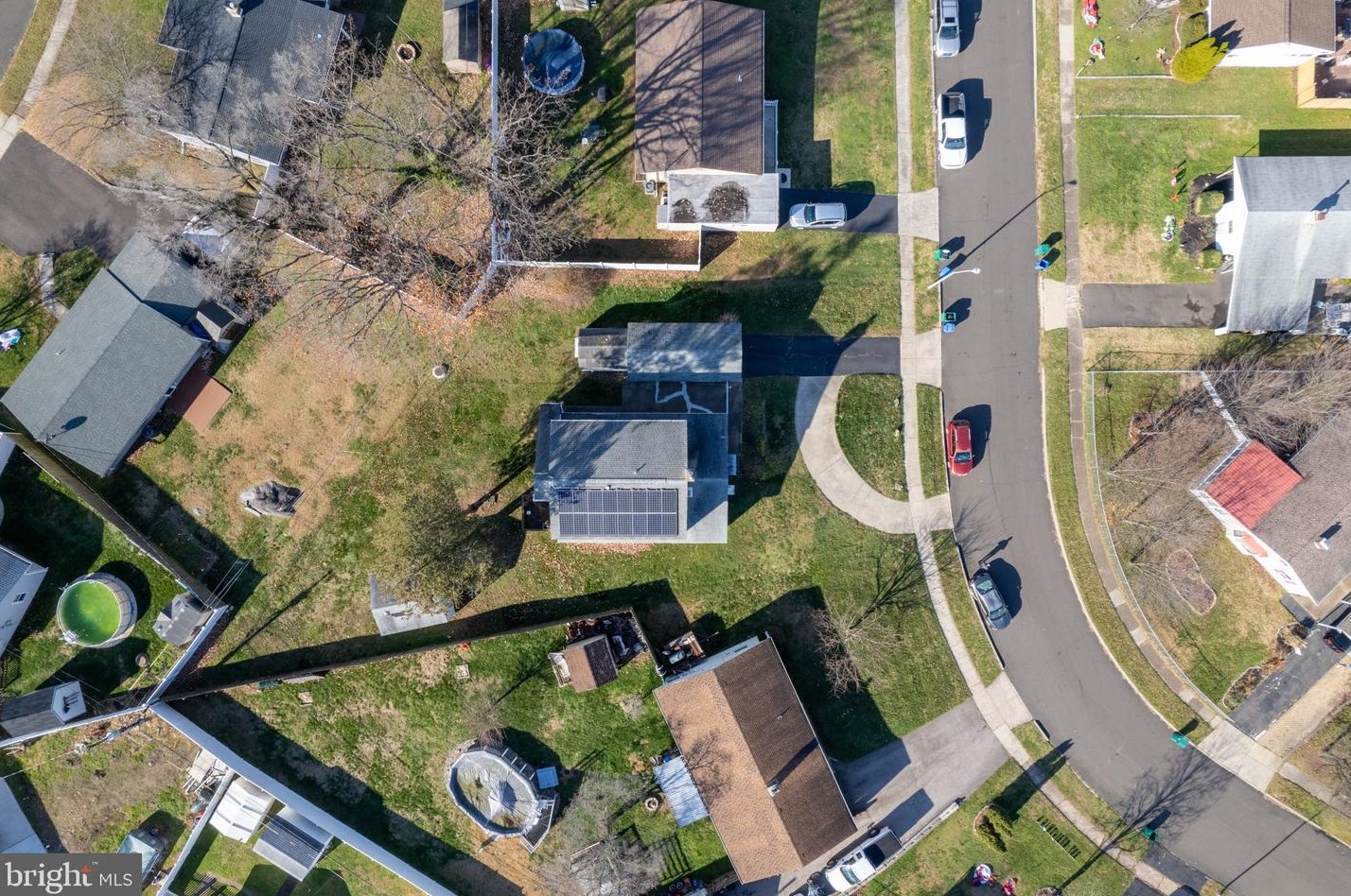18 Dark Leaf Ln, Levittown, PA 19055-1708