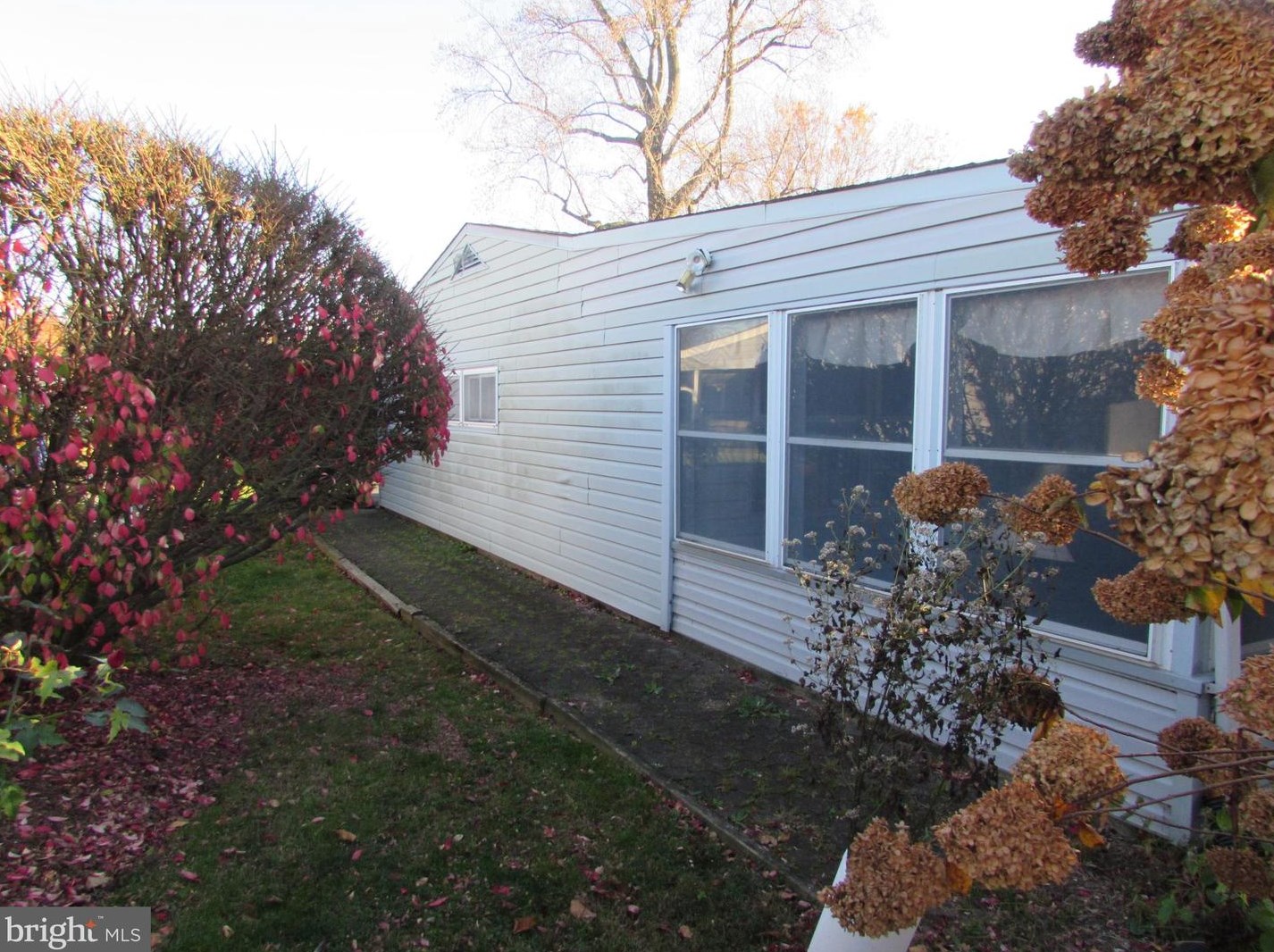 9 Elm Ln, Levittown, PA 19054-3207