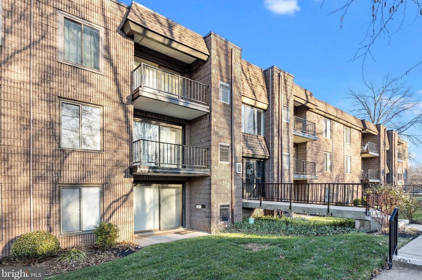 75 Oakridge Dr, Langhorne, PA 19047-1038