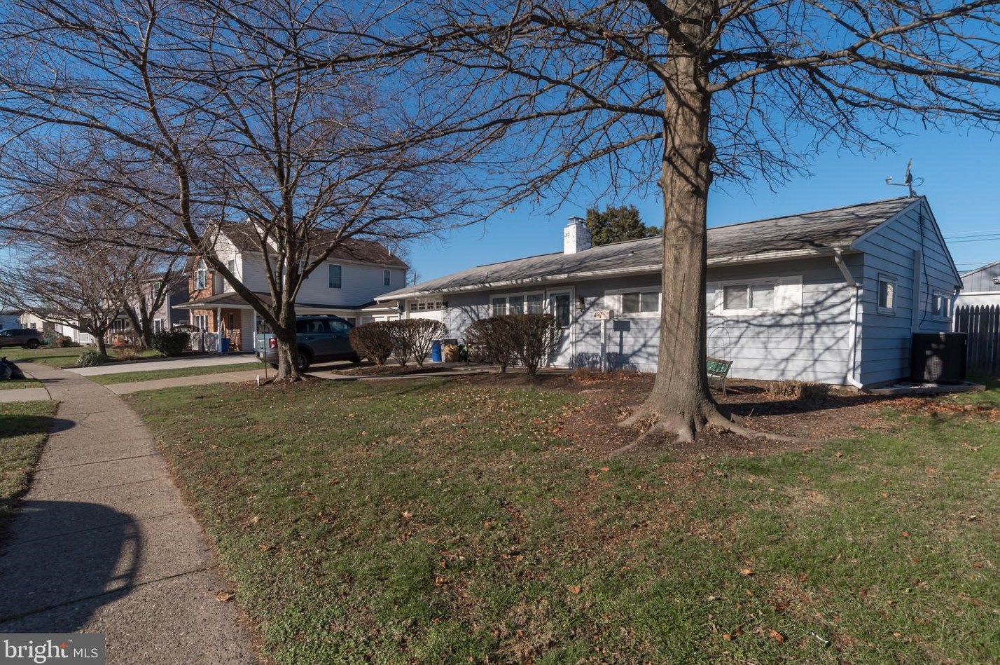 33 Palm Ln, Levittown, PA 19054