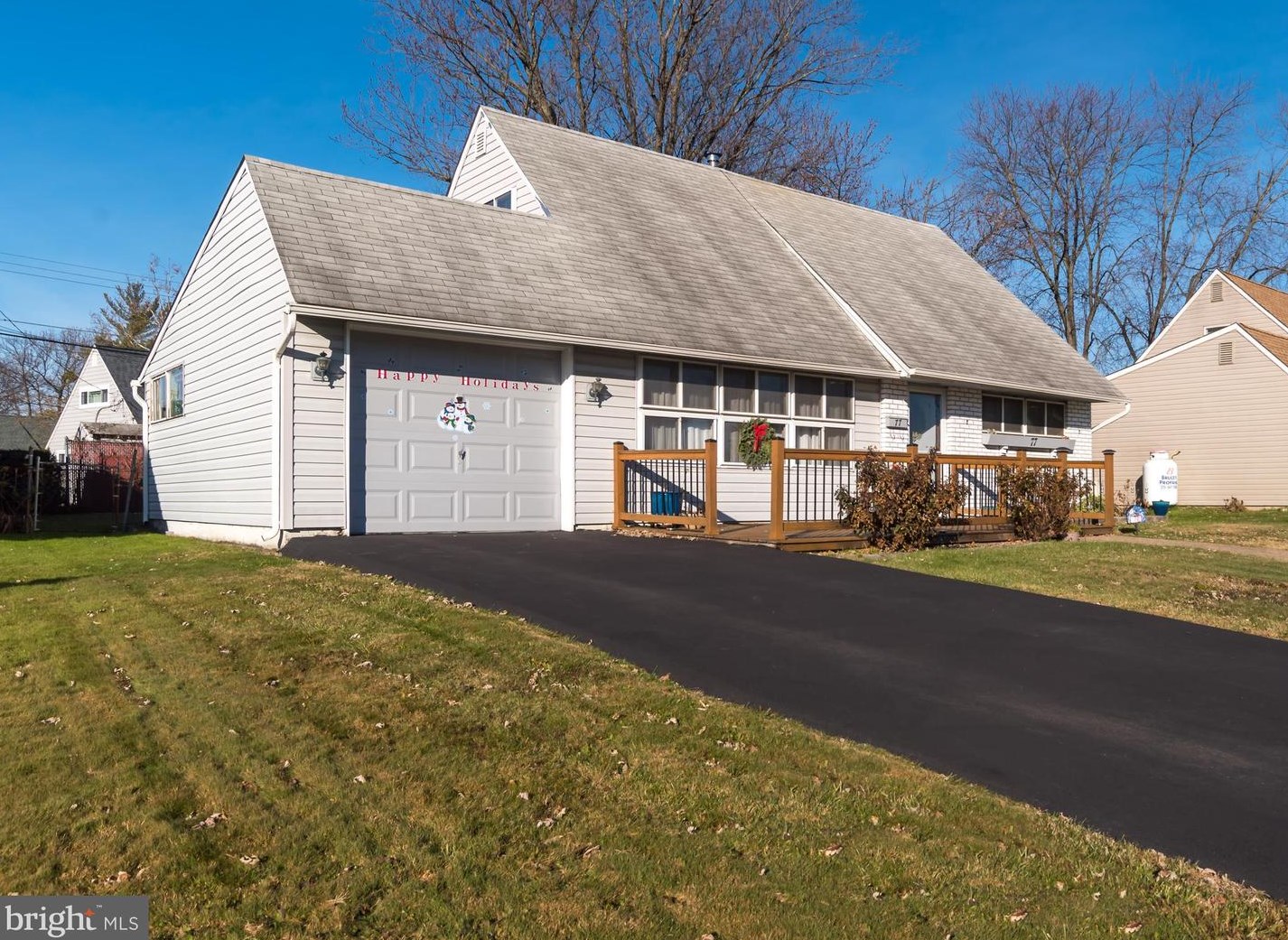 77 Ironwood Rd, Levittown, PA 19057-2727