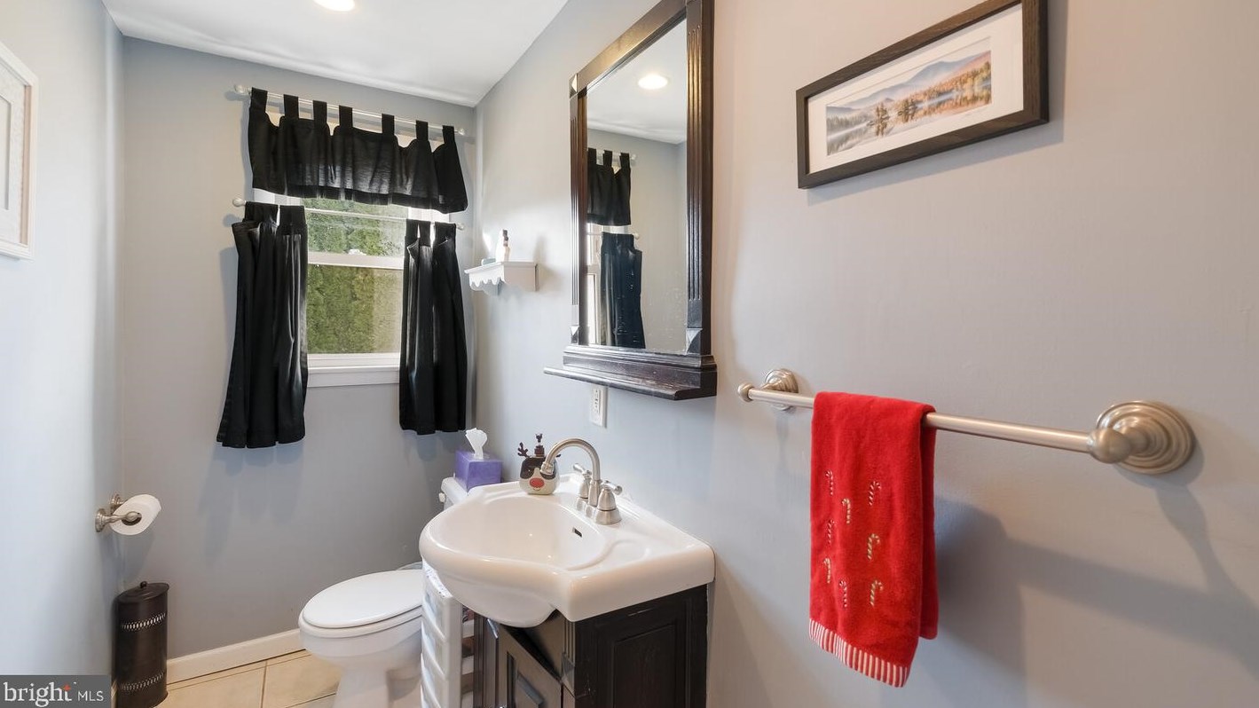 220 Shewell Ave, Gardenville PA  18901-3706 exterior