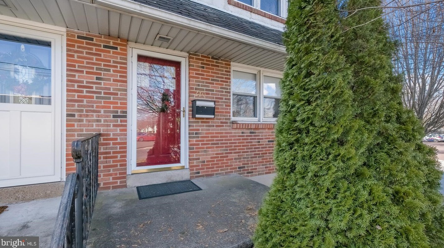 220 Shewell Ave, Gardenville PA  18901-3706 exterior