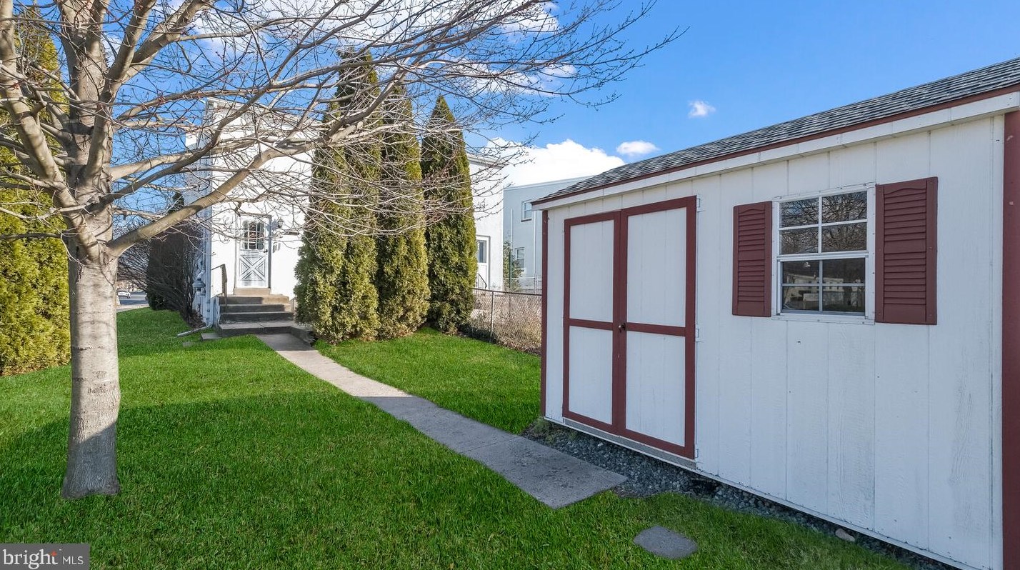 220 Shewell Ave, Gardenville PA  18901-3706 exterior