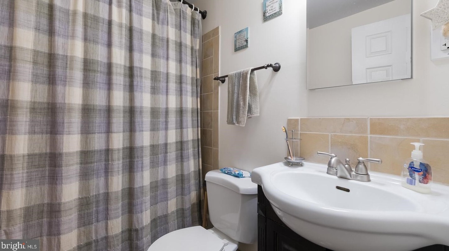 220 Shewell Ave, Gardenville PA  18901-3706 exterior