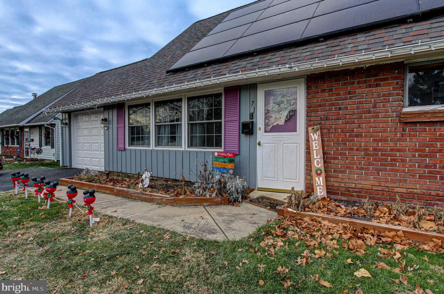 71 Indigo Rd, Levittown PA  19057-2718 exterior