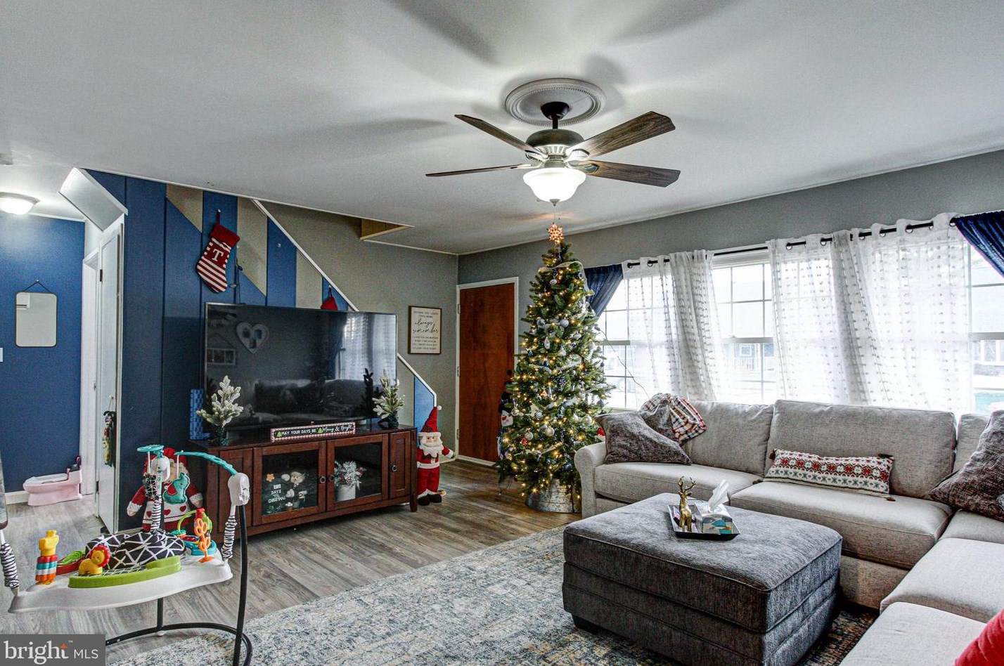 71 Indigo Rd, Levittown PA  19057-2718 exterior