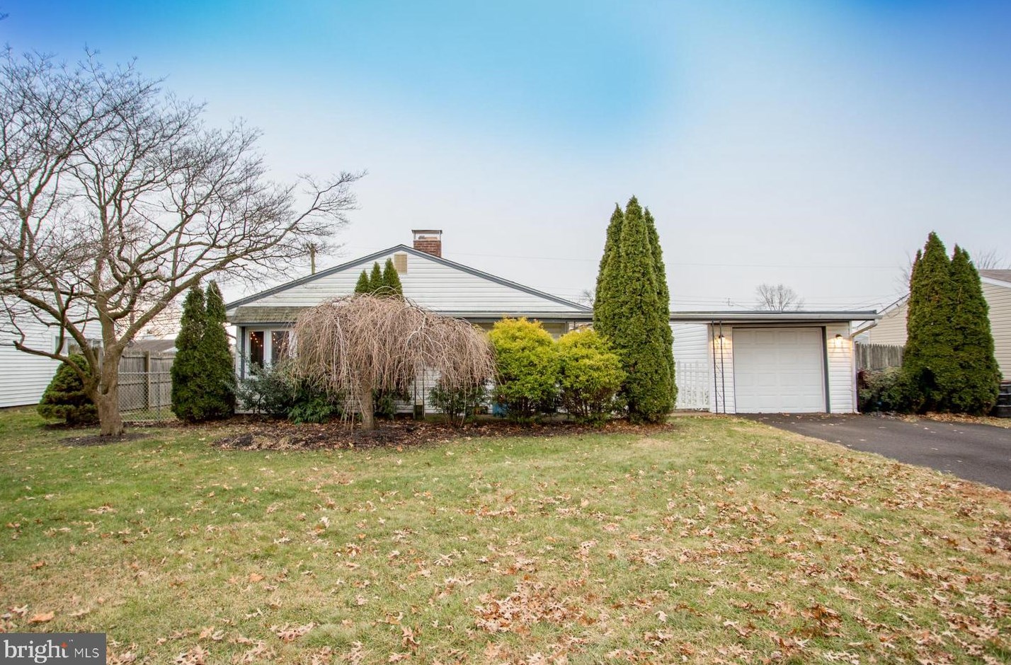 34 Strawberry Ln, Levittown, PA 19055-2219