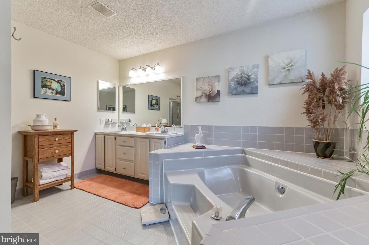 54 Magnolia Dr, Upper Makefield PA  18940-9236 exterior