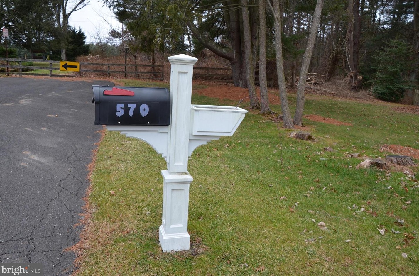 570 Lakeside Dr, Southampton, PA 18966-1825
