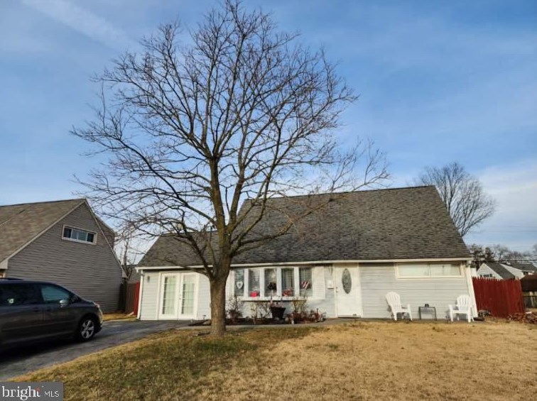 18 Middle Rd, Levittown, PA 19056-3613
