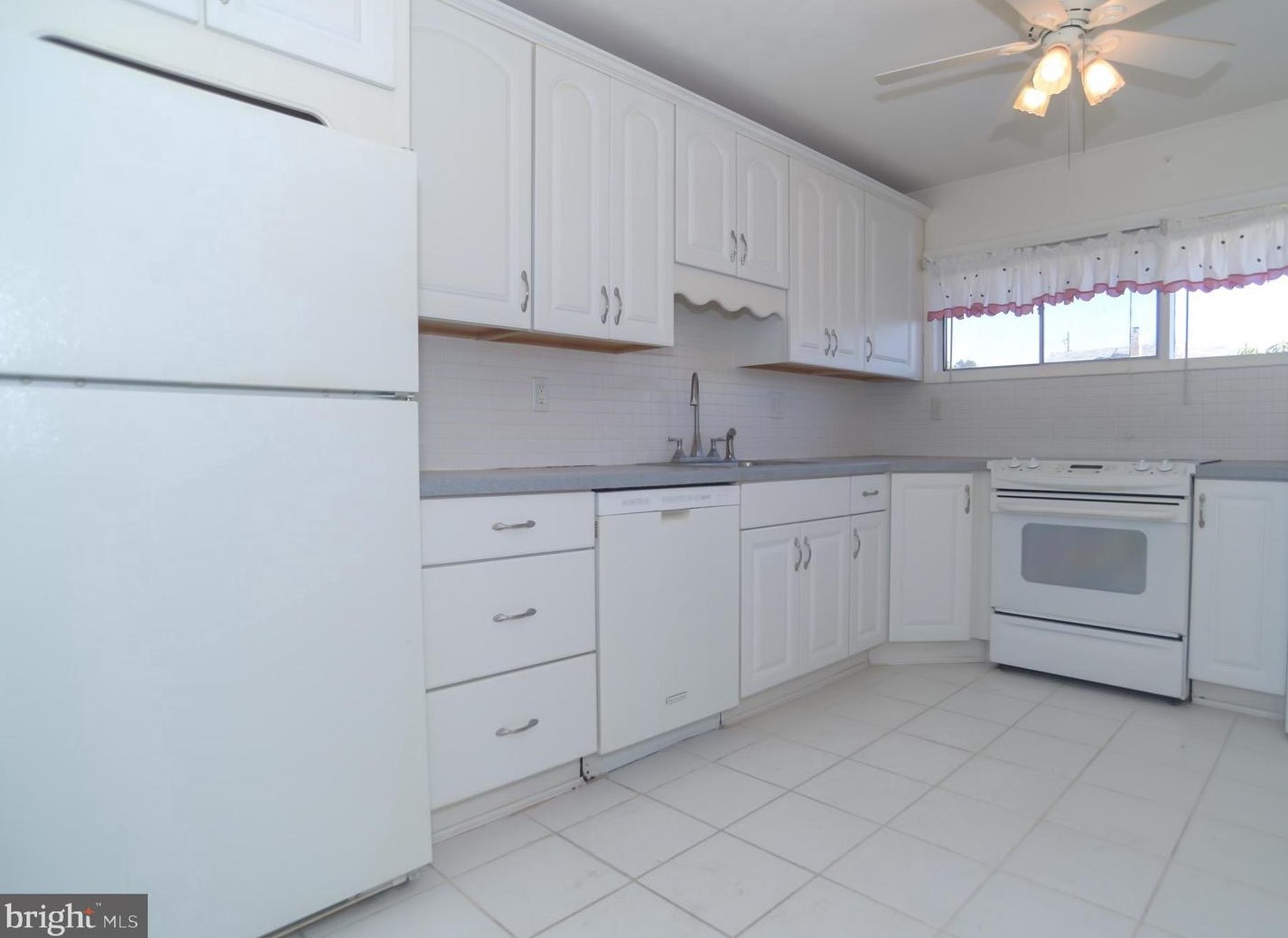 15 Narcissus Ln, Levittown, PA 19054-3401