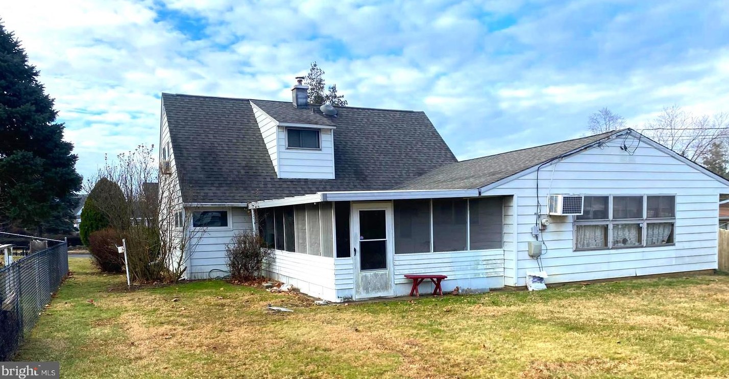 30 Quakeroak Rd, Levittown, PA 19057-2002