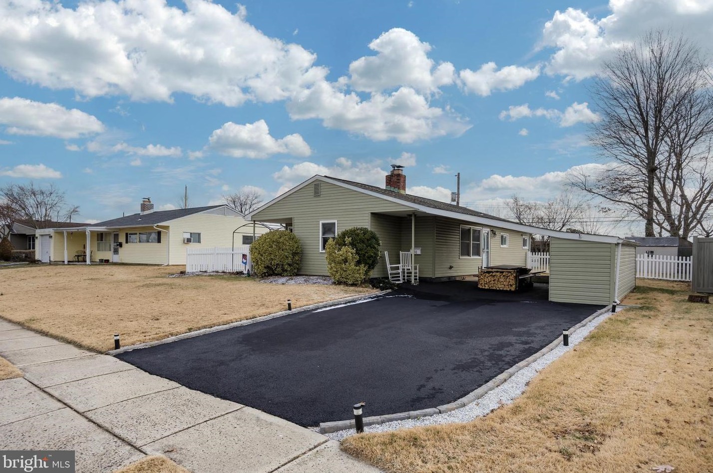 332 Stonybrook Dr, Levittown, PA 19055-2017