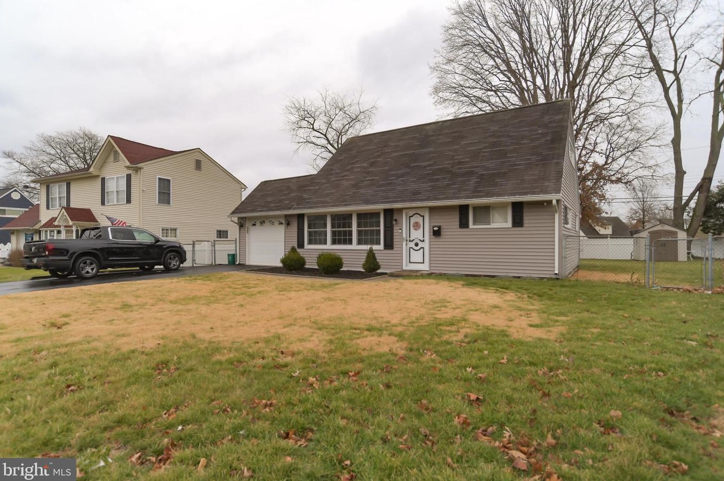 30 Valentine Ln, Levittown, PA 19054-1202