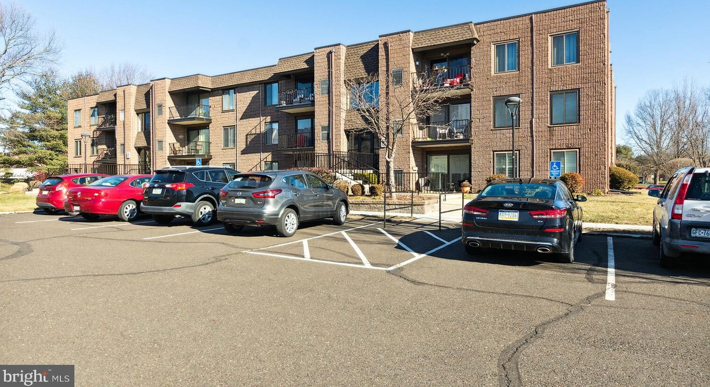 35 Oakridge Dr, Langhorne, PA 19047-1045