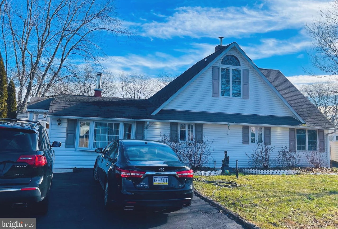 18 River Ln, Levittown, PA 19055-1409