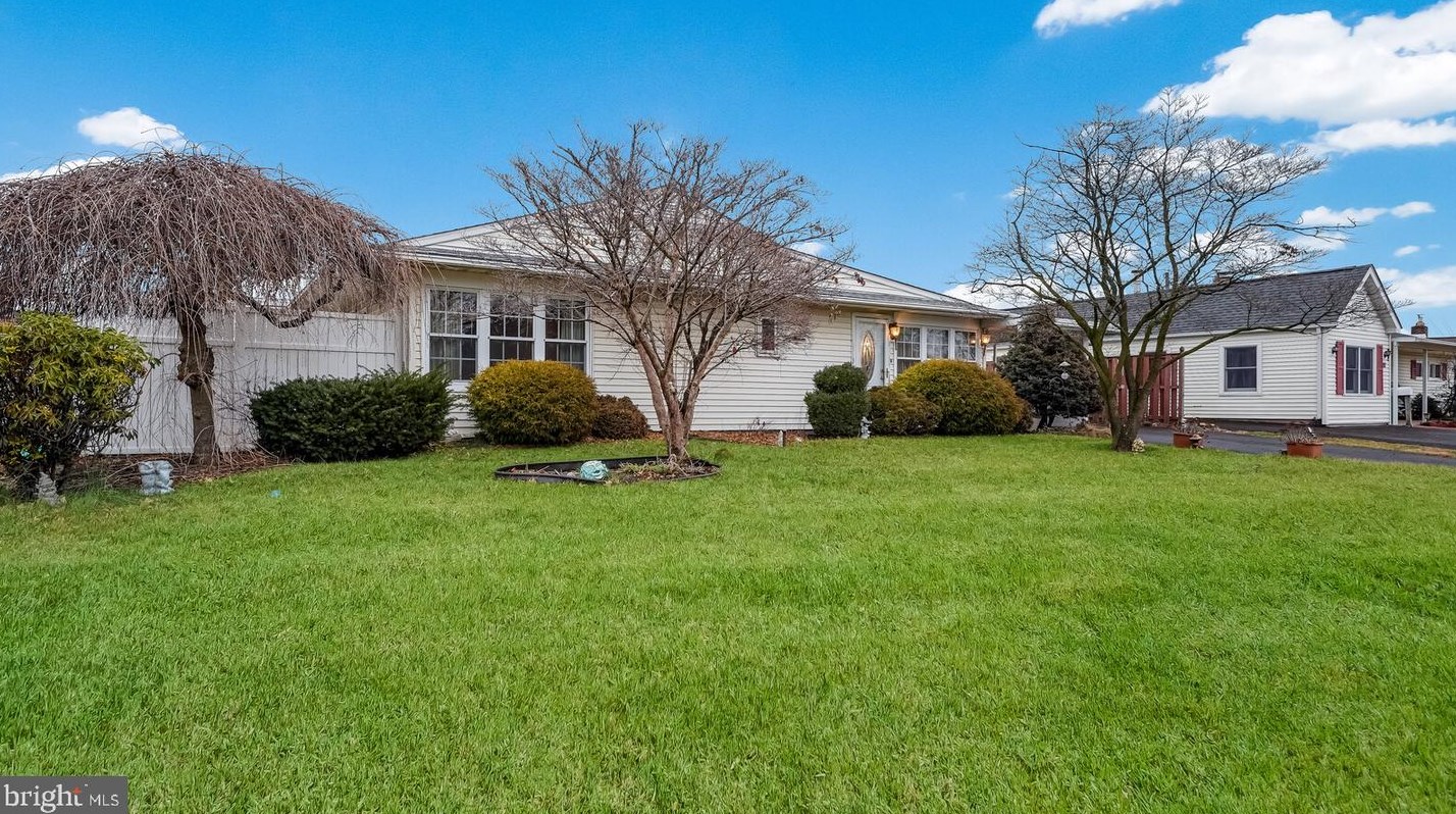24 Fireside Ln, Levittown, PA 19055-2119