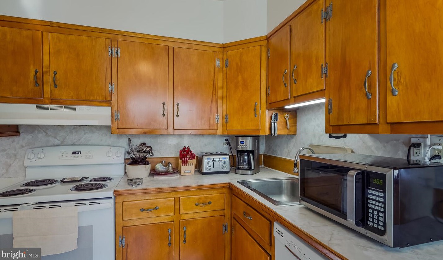 428 Maple Ave, Langhorne PA  19047-2726 exterior