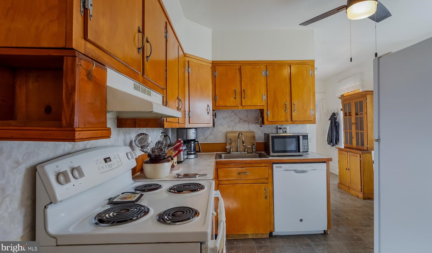 428 Maple Ave, Langhorne PA  19047-2726 exterior