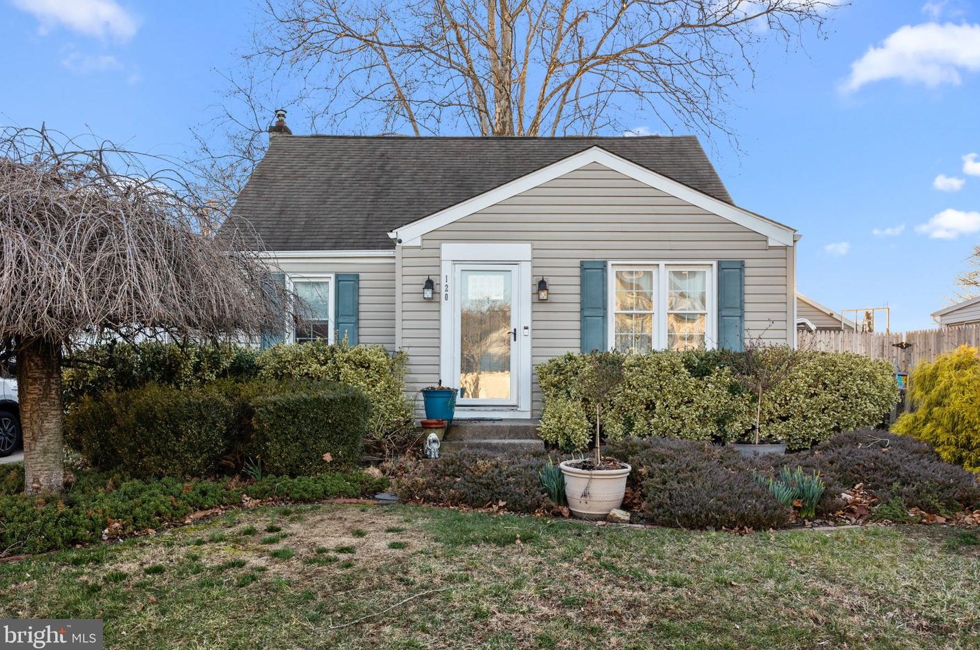 120 Penn Ln, Levittown, PA 19054-2516