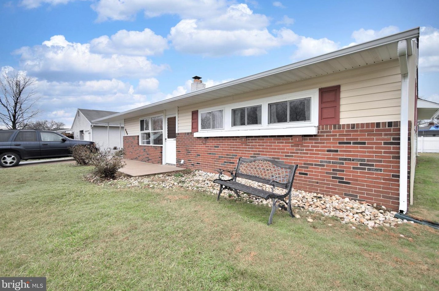 486 Lakeside Dr, Levittown, PA 19054-3927