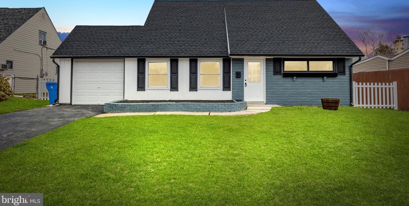 22 Iris Rd, Levittown, PA 19057-2724