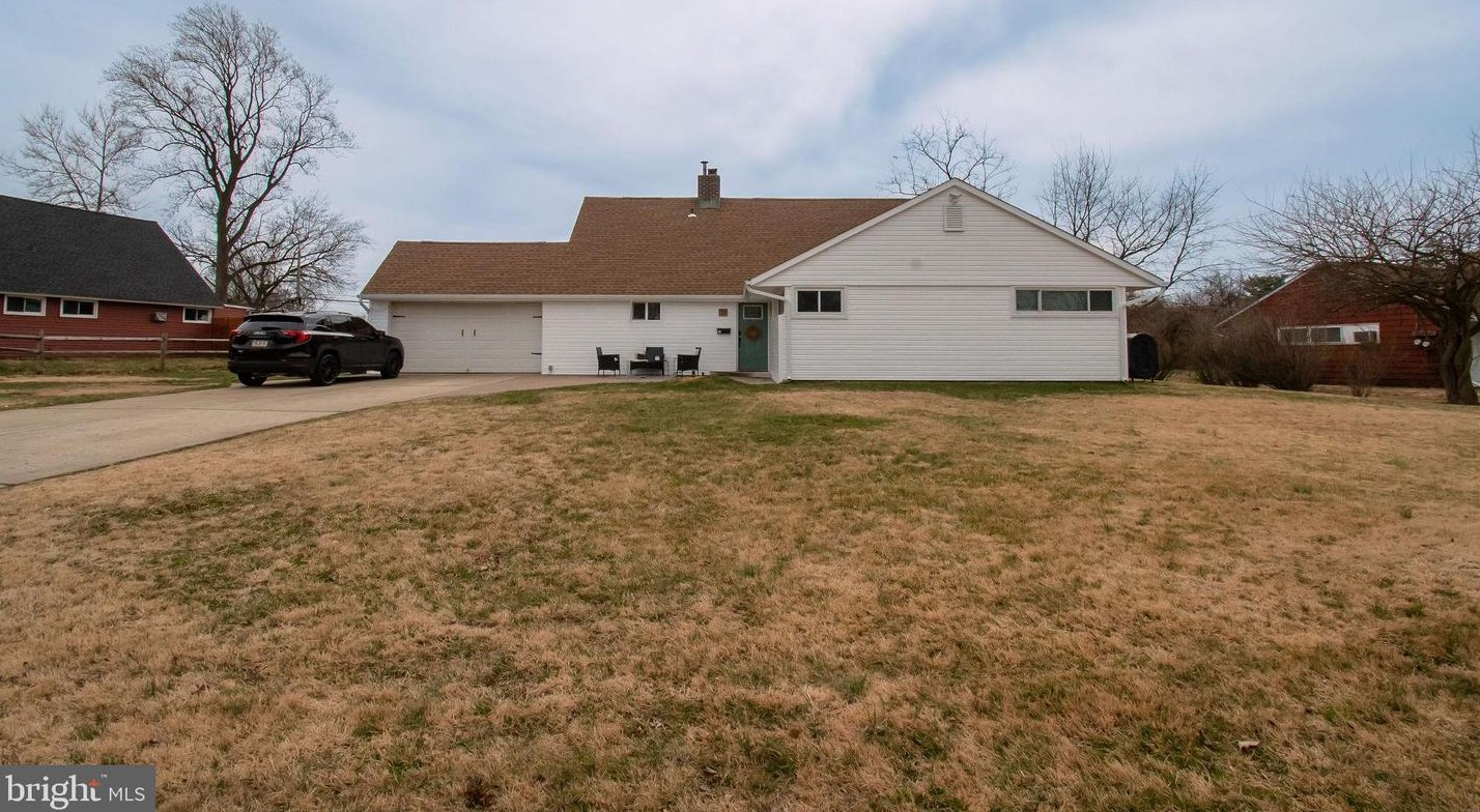 24 Spinythorn Rd, Levittown, PA 19056-2217