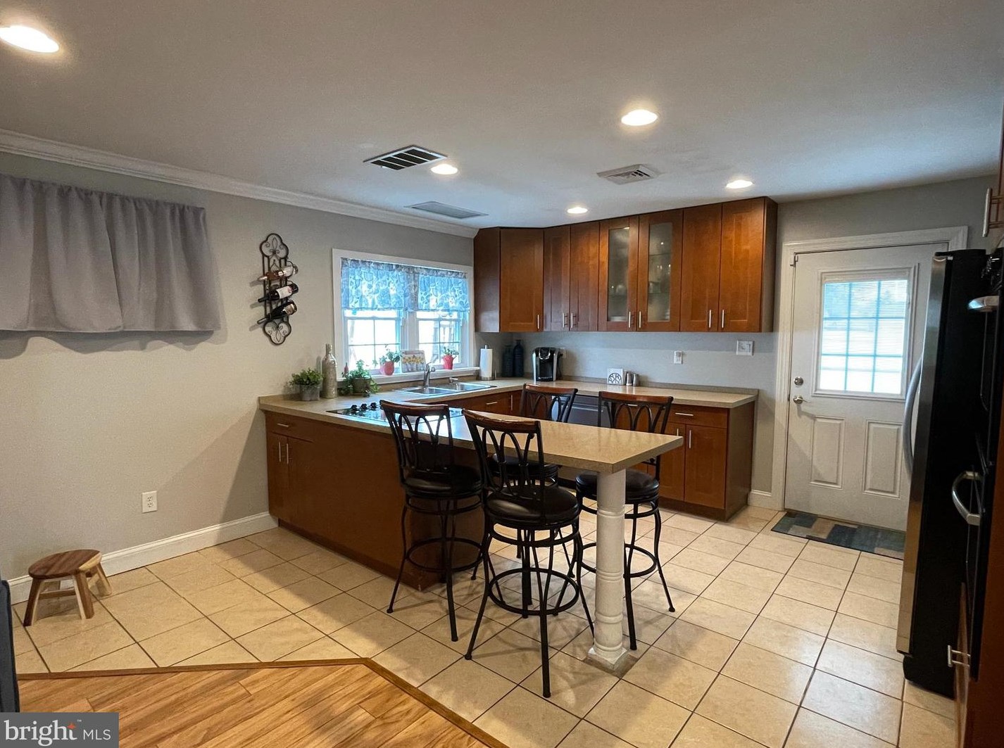 18 Hedge Rd, Levittown, PA 19056