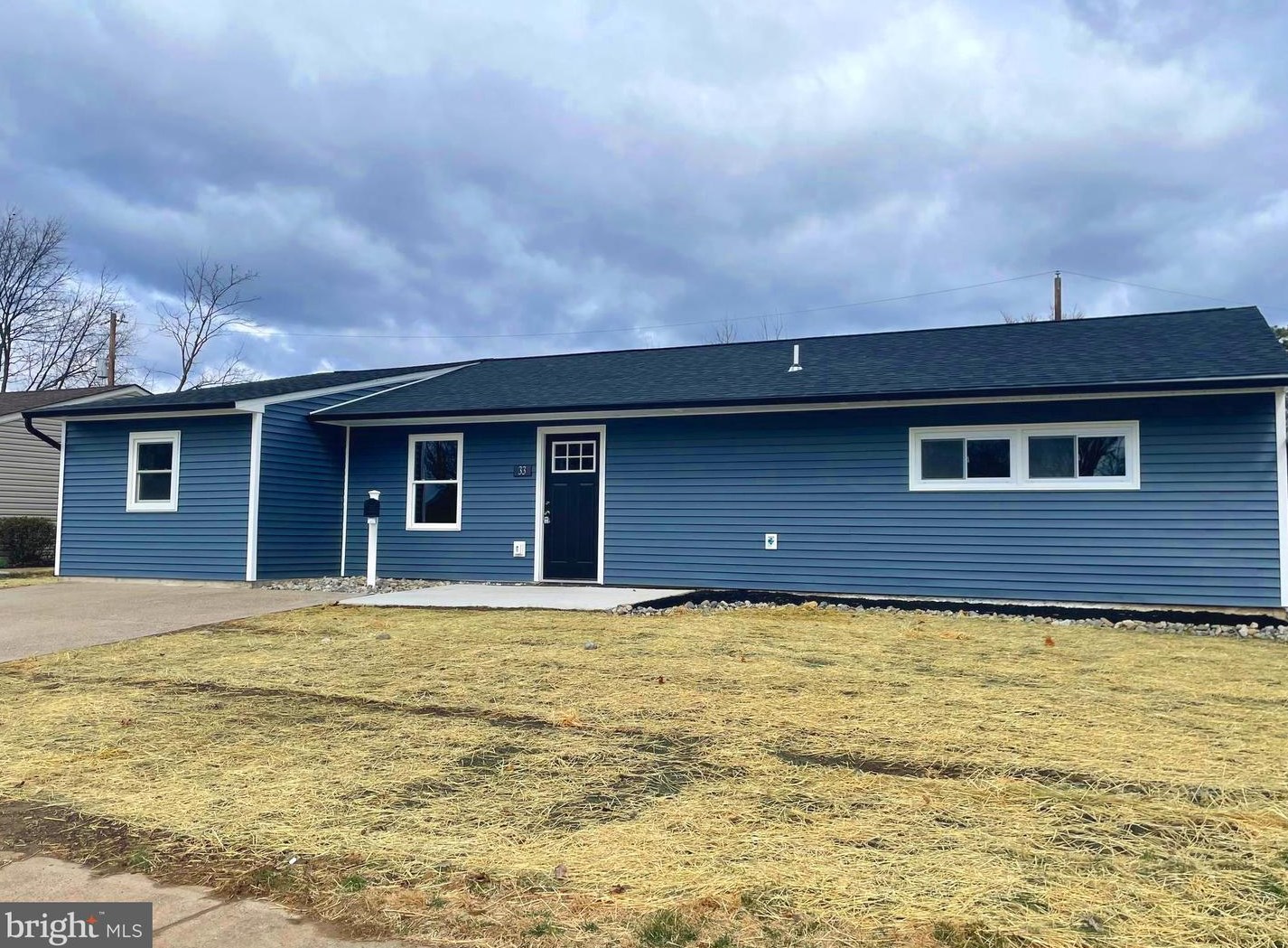 33 Wildrose Ln, Levittown, PA 19054