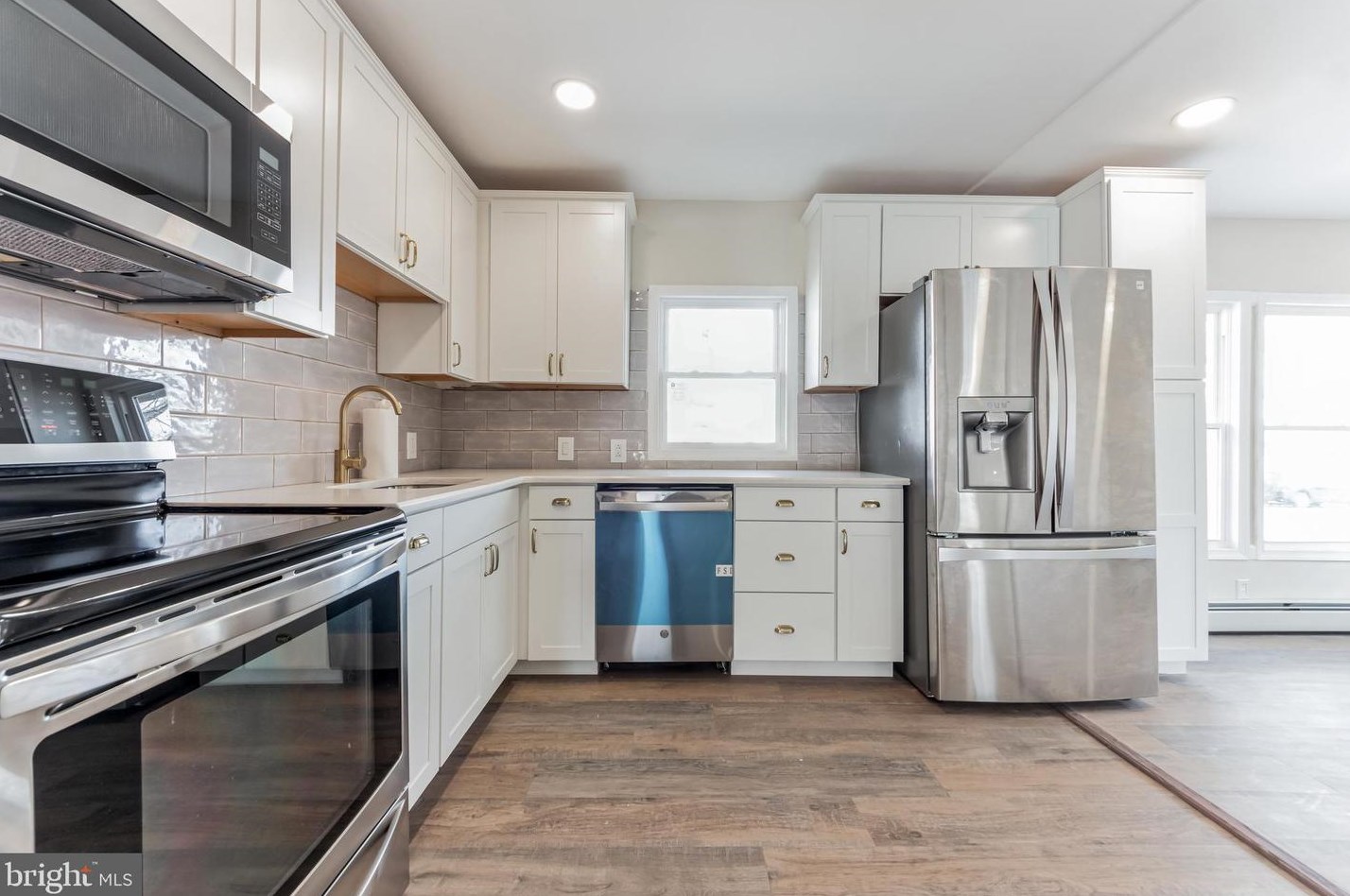 47 River Ln, Levittown, PA 19055