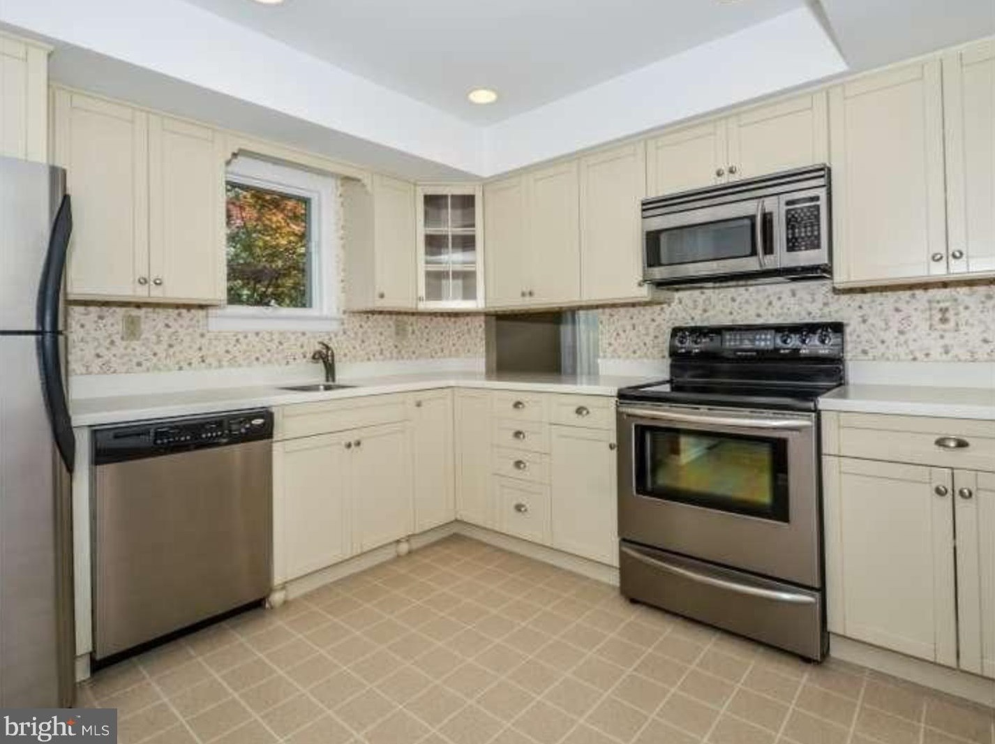 125 Westbury Ct, Gardenville, PA
