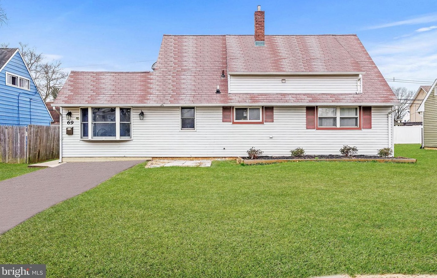 69 Huckleberry Ln, Levittown, PA 19055-1303