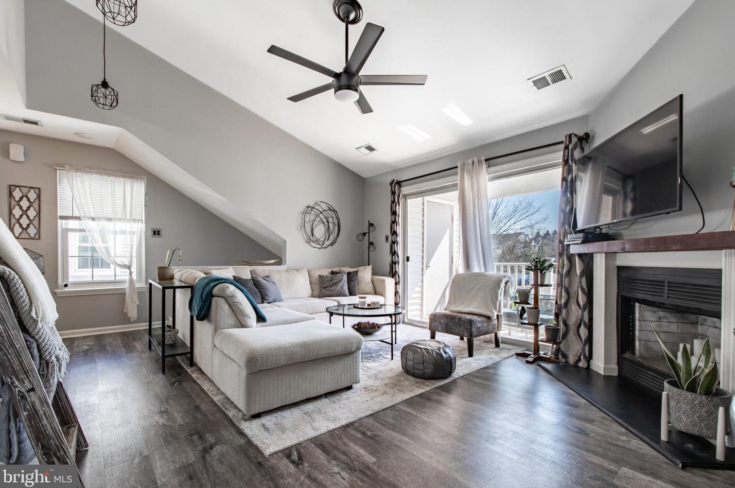 702 Mews Dr, Sellersville PA  18960-2740 exterior