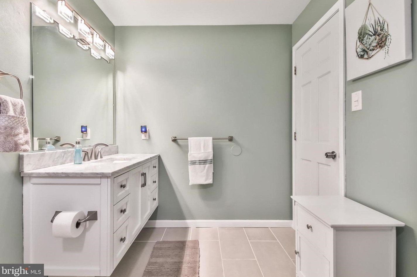 702 Mews Dr, Sellersville PA  18960-2740 exterior