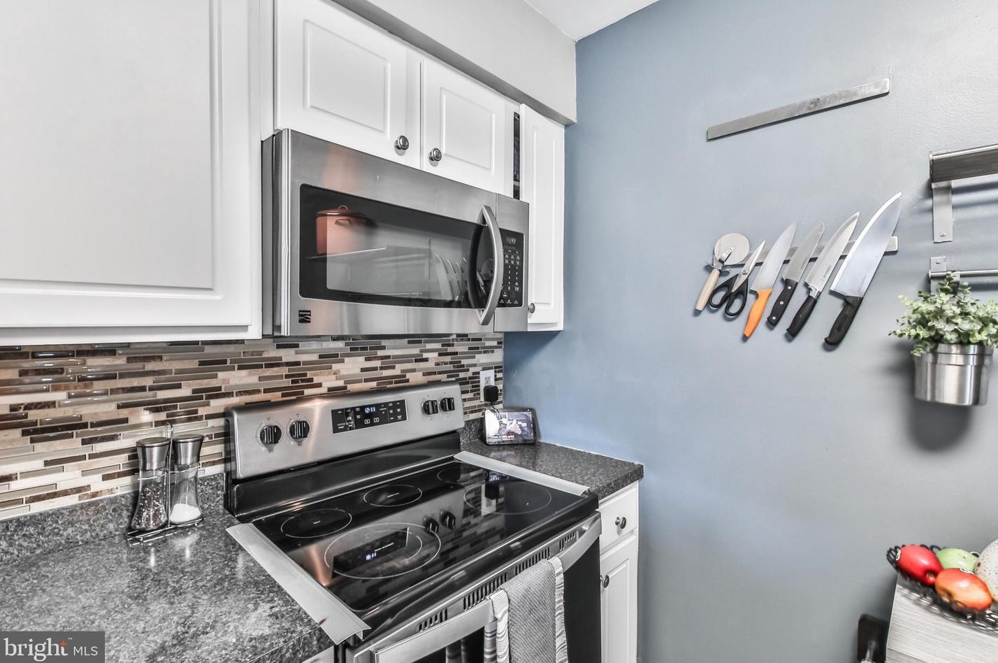 702 Mews Dr, Sellersville PA  18960-2740 exterior