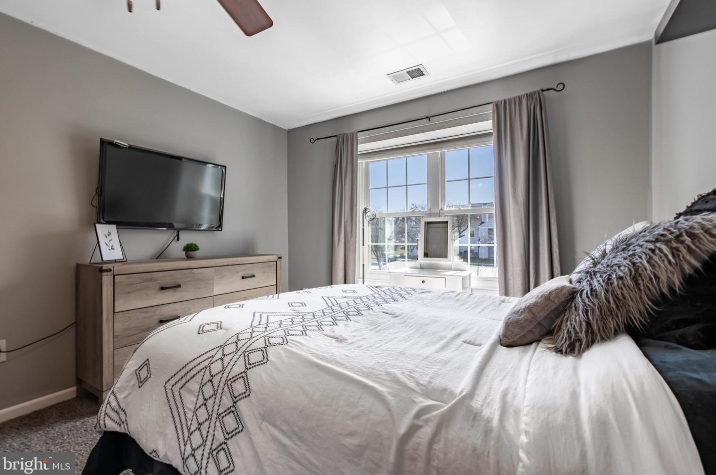 702 Mews Dr, Sellersville PA  18960-2740 exterior